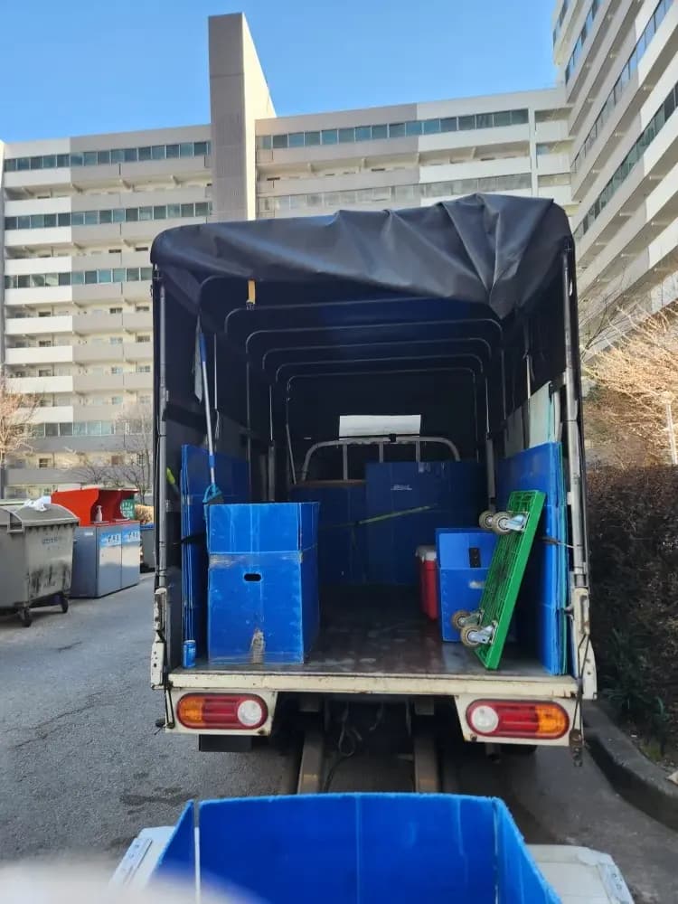 이삿짐 박스와 카트가 정리된 작업 차량 내부